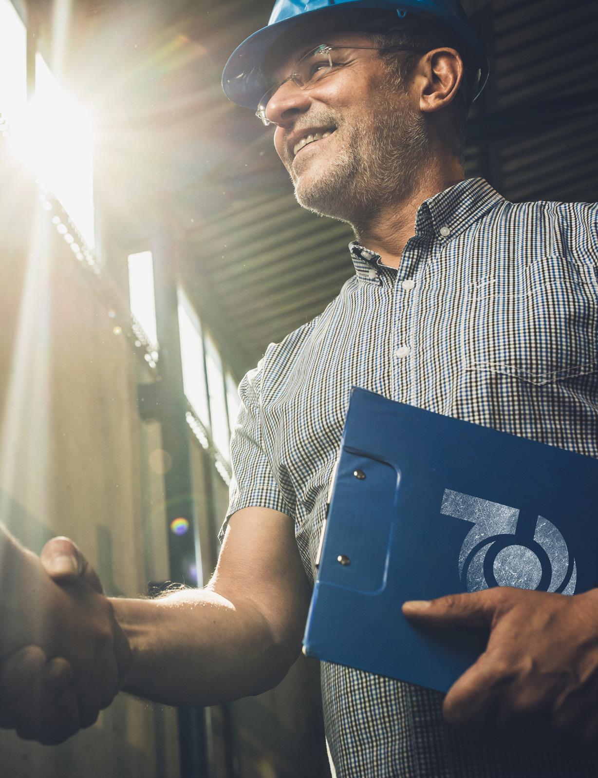 Hombre ingeniero sonriendo y saludando